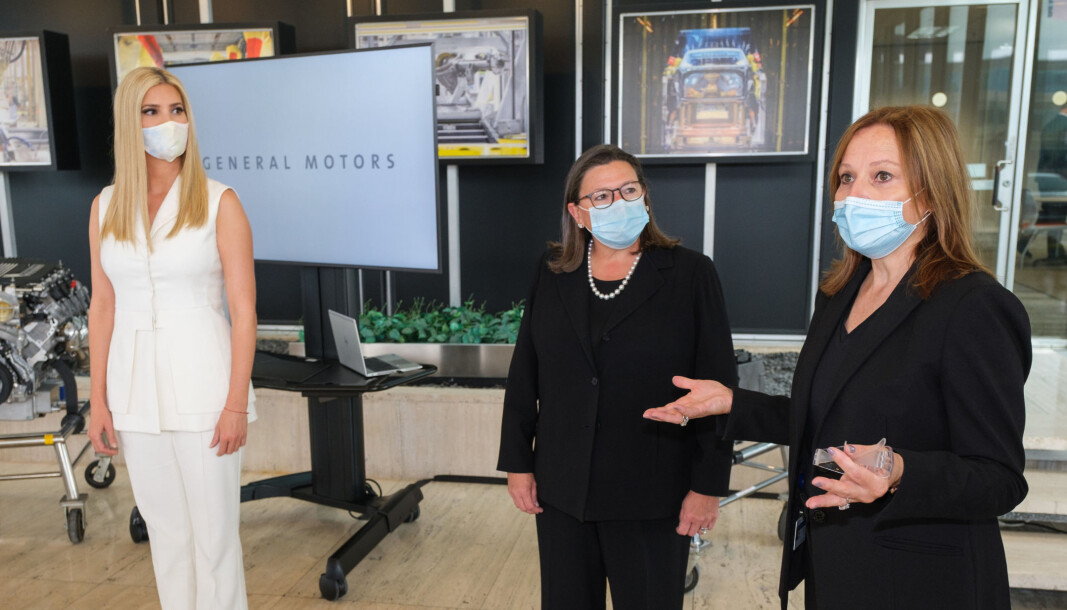 SORRY: GM-sjef Mary Barra (t.h.) med spesialrådgiver Ivanka Trump (t.v.) og viseminister i Handelsdepartementet, Karen Dunn Kelley. SORRY: GM-sjef Mary Barra (t.h.) med spesialrådgiver Ivanka Trump (t.v.) og viseminister i Handelsdepartementet, Karen Dunn Kelley.