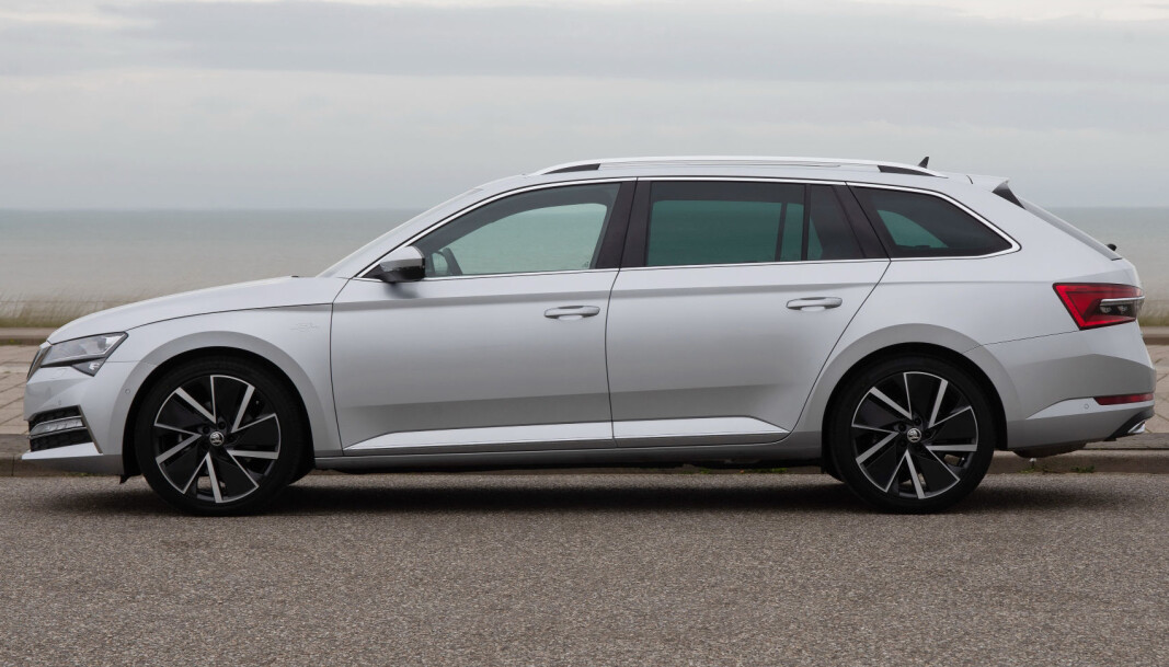 <span class="font-weight-bold" data-lab-font_weight_desktop="font-weight-bold">FINALIST 2:</span> Skoda Superb (ladehybrid) <span class="font-weight-bold" data-lab-font_weight_desktop="font-weight-bold">FINALIST 2:</span> Skoda Superb (ladehybrid)