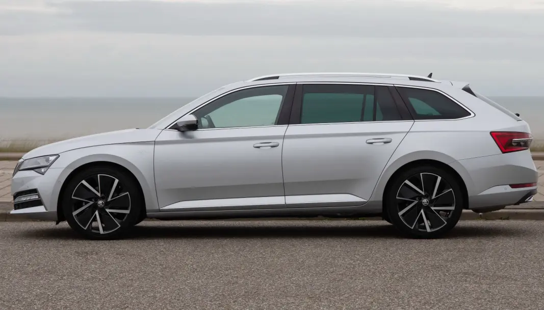 <span class="font-weight-bold" data-lab-font_weight_desktop="font-weight-bold">FINALIST 2:</span> Skoda Superb (ladehybrid) <span class="font-weight-bold" data-lab-font_weight_desktop="font-weight-bold">FINALIST 2:</span> Skoda Superb (ladehybrid)