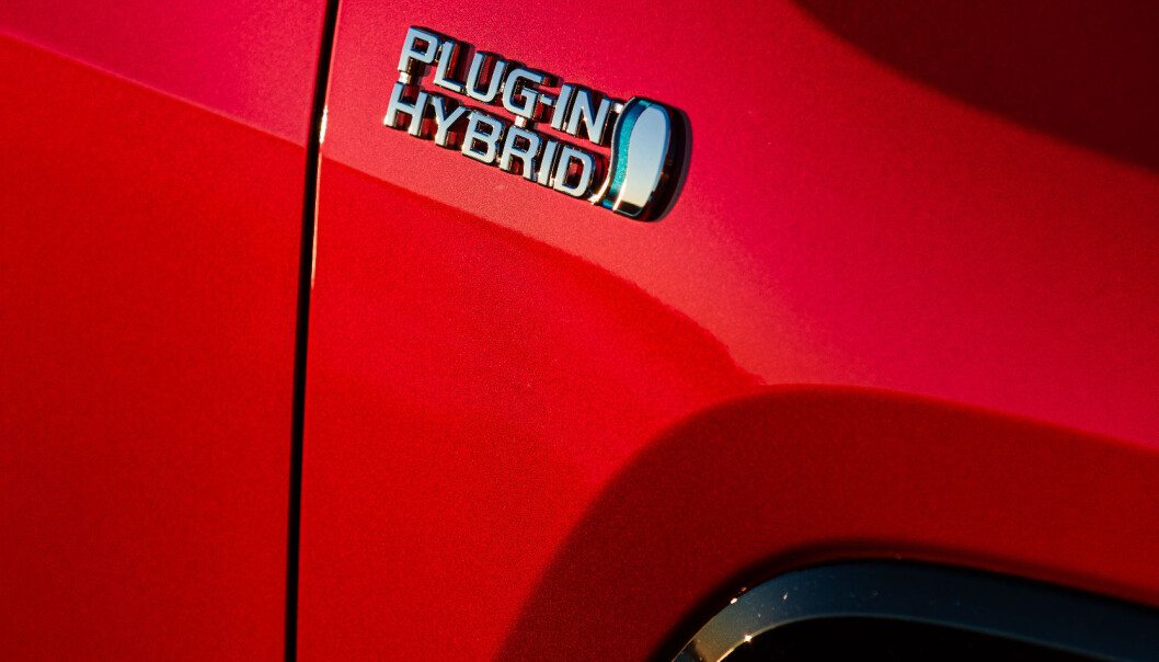 <span class="font-weight-bold" data-lab-font_weight_desktop="font-weight-bold">DEN STORE FORSKJELLEN:</span> RAV4 har vært populær som ordinær Toyota-hybrid. En liten logo markerer den store forskjellen. <span class="font-weight-bold" data-lab-font_weight_desktop="font-weight-bold">DEN STORE FORSKJELLEN:</span> RAV4 har vært populær som ordinær Toyota-hybrid. En liten logo markerer den store forskjellen.