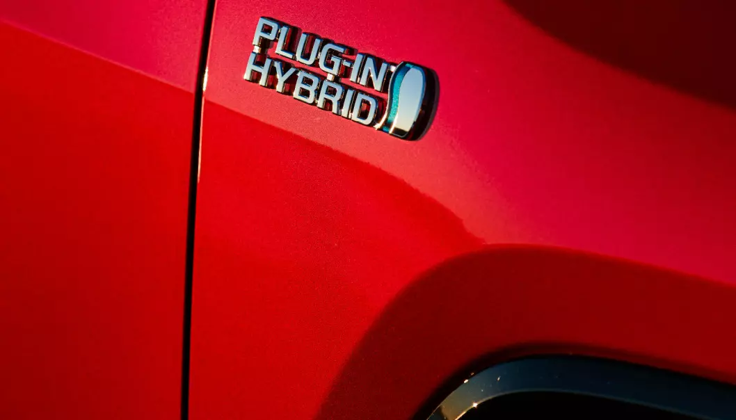 <span class="font-weight-bold" data-lab-font_weight_desktop="font-weight-bold">DEN STORE FORSKJELLEN:</span> RAV4 har vært populær som ordinær Toyota-hybrid. En liten logo markerer den store forskjellen.