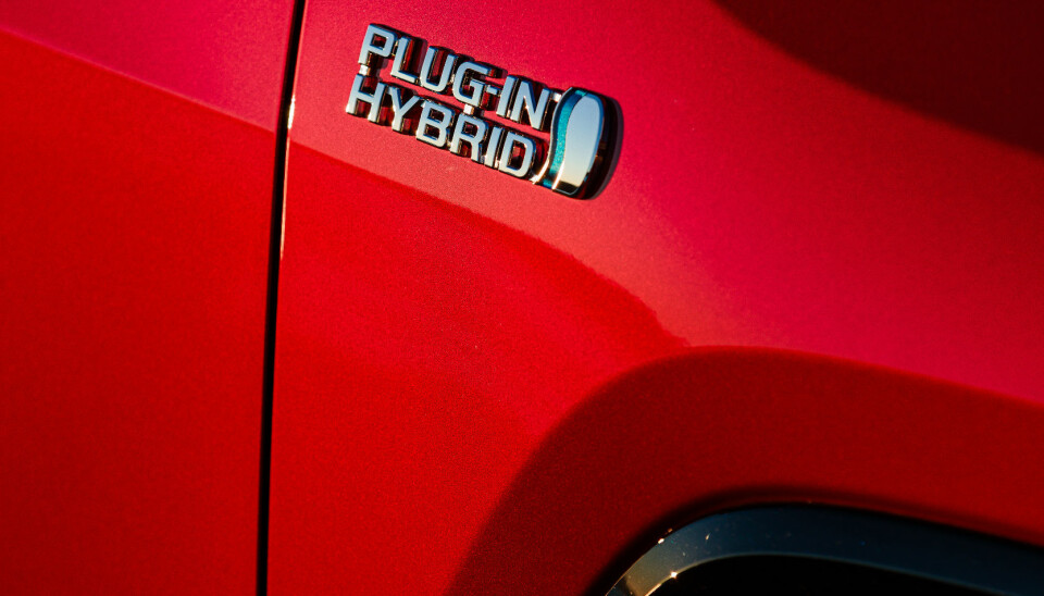DEN STORE FORSKJELLEN: RAV4 har vært populær som ordinær Toyota-hybrid. En liten logo markerer den store forskjellen.