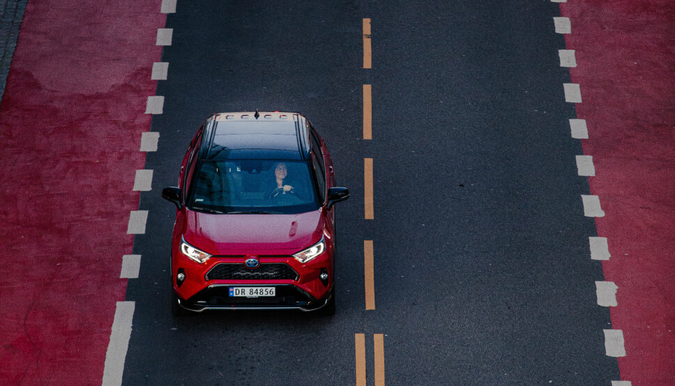 I STØTET: Med inntil 90 km elektrisk rekkevidde setter Toyota RAV4 en ny standard for de ladbare hybridene.