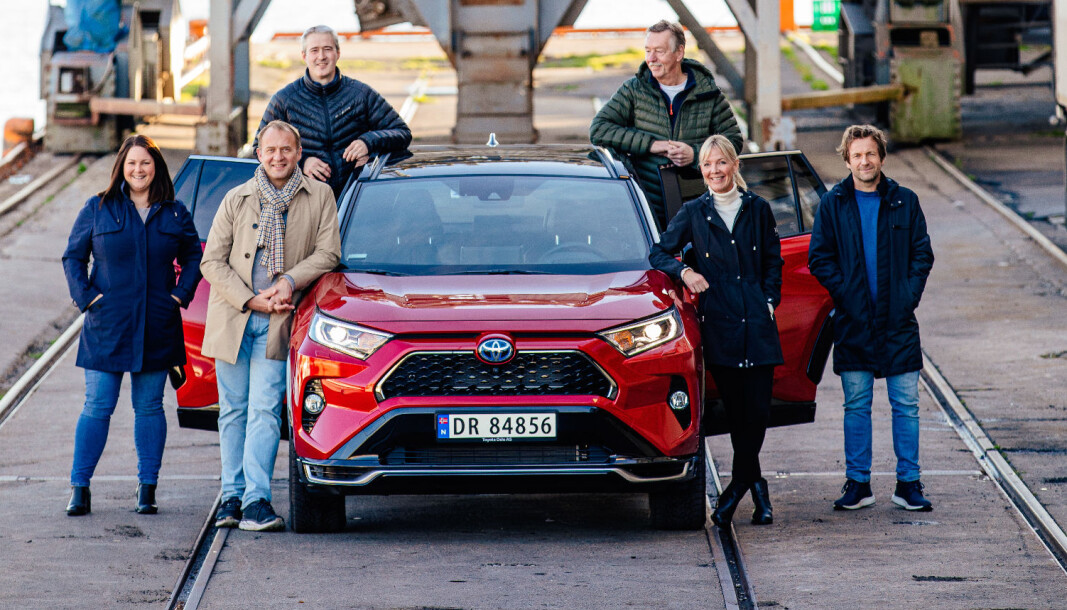 <span class="font-weight-bold" data-lab-font_weight_desktop="font-weight-bold">JURYEN:</span> Stående fra venstre: Anette Berve, Peter Raaum, Ulrica Risberg og Øivind A. Monn-Iversen. Bak: Tom Andre Nilsen (t.v) og Audun Bergerud. <span class="font-weight-bold" data-lab-font_weight_desktop="font-weight-bold">JURYEN:</span> Stående fra venstre: Anette Berve, Peter Raaum, Ulrica Risberg og Øivind A. Monn-Iversen. Bak: Tom Andre Nilsen (t.v) og Audun Bergerud.