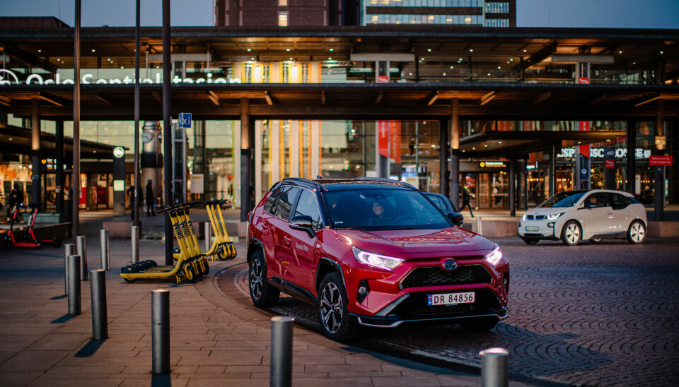 PRISØKNING? Toyota RAV4 er Norges mest populære ladehybrid, og kåret til årets beste bilkjøp av Motor for to år siden. Men i et stadig mer elektrifisert marked, tåler den neppe særlige prisøkninger før den synker på nybilstatistikken.