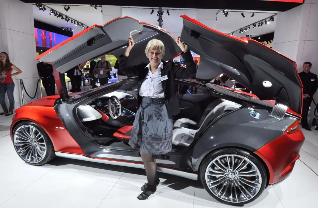 <span class="font-weight-bold" data-lab-font_weight_desktop="font-weight-bold">TENKEBOKSEN:</span> Anne Sønsteby med konseptbilen Evios i 2010, en stund før Ford begynte å pønske på å elektrifisere Mustang-navnet. <span class="font-weight-bold" data-lab-font_weight_desktop="font-weight-bold">TENKEBOKSEN:</span> Anne Sønsteby med konseptbilen Evios i 2010, en stund før Ford begynte å pønske på å elektrifisere Mustang-navnet.