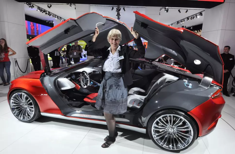 TENKEBOKSEN: Anne Sønsteby med konseptbilen Evios i 2010, en stund før Ford begynte å pønske på å elektrifisere Mustang-navnet.