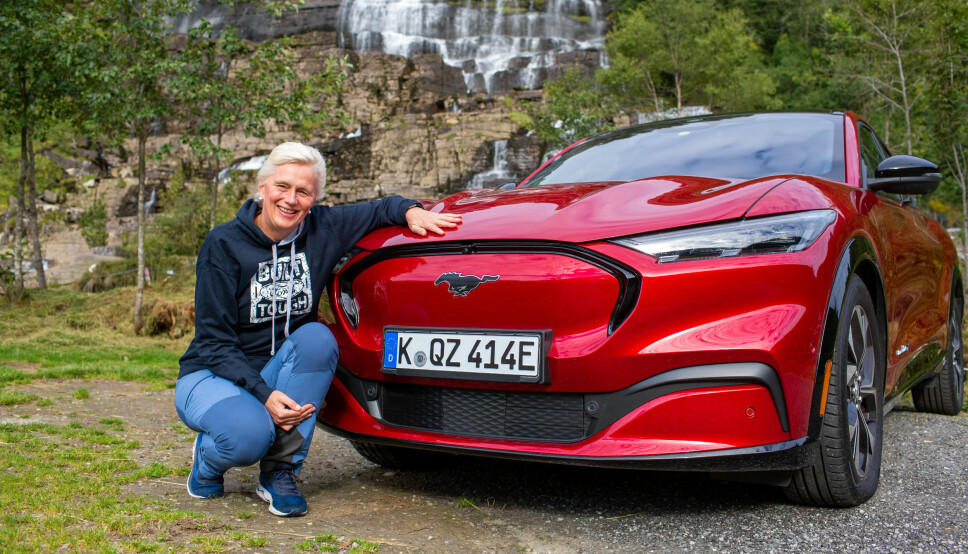FORD-SJEF: Informasjonsdirektør i Ford Norge, Anne Sønsteby, kan smile over salget av Mustang Mach-E, men må tåle kritikk for manglende evne til å nå ut til eierne om problemene som er avdekket.
