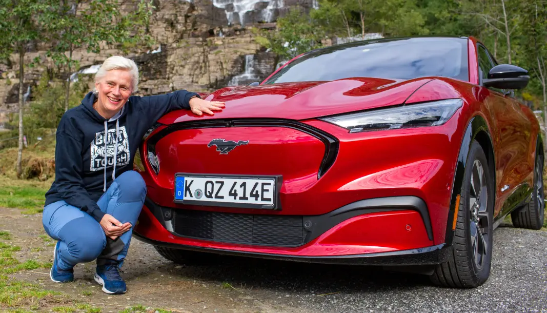 <span class="font-weight-bold" data-lab-font_weight_desktop="font-weight-bold">FOSSER FRAM: </span>PR-sjef Anne Sønsteby i Ford Norge med nye Mustang Mach-E foran Tvindefossen ved Voss i forbindelse med en Vestlands-tur Ford gjennomførte for å teste bilen på det norske ladenettverket. <span class="font-weight-bold" data-lab-font_weight_desktop="font-weight-bold">FOSSER FRAM: </span>PR-sjef Anne Sønsteby i Ford Norge med nye Mustang Mach-E foran Tvindefossen ved Voss i forbindelse med en Vestlands-tur Ford gjennomførte for å teste bilen på det norske ladenettverket.