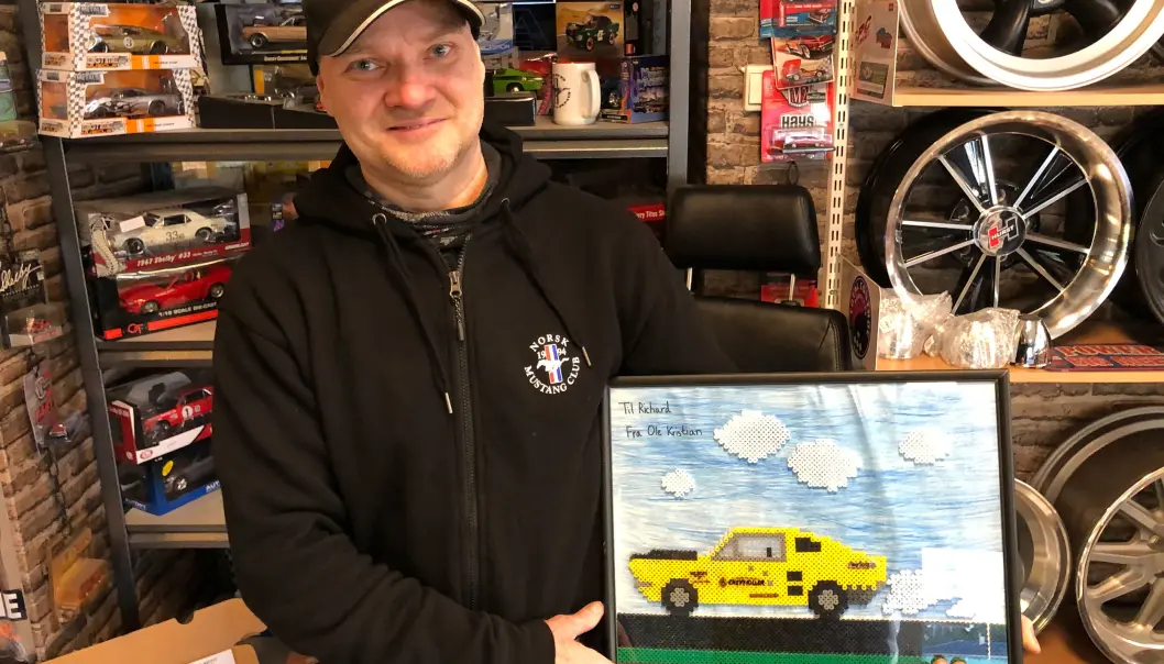<span class="font-weight-bold" data-lab-font_weight_desktop="font-weight-bold">GULLBIL: </span>Richard Andersen viser tegningen han har fått tilsendt av en viss Ole Kristian, en blant mange yngre Lillegul-fans. <span class="font-weight-bold" data-lab-font_weight_desktop="font-weight-bold">GULLBIL: </span>Richard Andersen viser tegningen han har fått tilsendt av en viss Ole Kristian, en blant mange yngre Lillegul-fans.