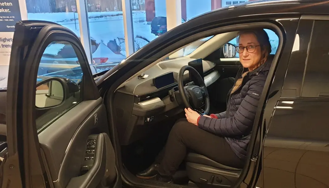 <span class="font-weight-bold" data-lab-font_weight_desktop="font-weight-bold">HYPP-HYPP:</span> Vilja Forseng Flatås i stallen, unnskyld, bilbutikken. Ford-forhandleren Bilfokus i Mosjøen venter på at hun endelig skal bestemme seg for Mustang Mach-E. <span class="font-weight-bold" data-lab-font_weight_desktop="font-weight-bold">HYPP-HYPP:</span> Vilja Forseng Flatås i stallen, unnskyld, bilbutikken. Ford-forhandleren Bilfokus i Mosjøen venter på at hun endelig skal bestemme seg for Mustang Mach-E.