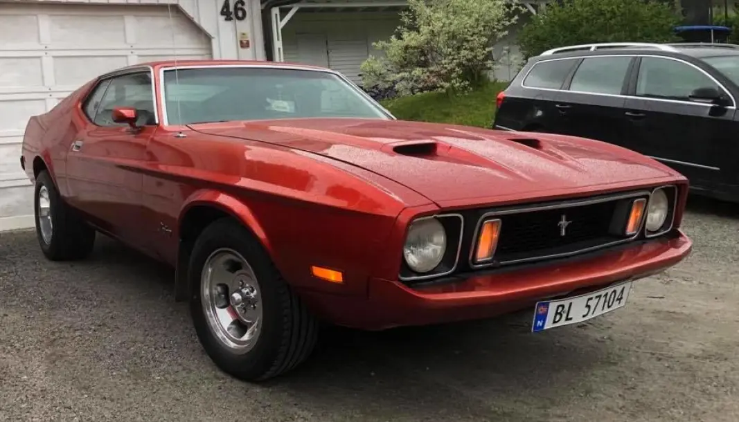 <span class="font-weight-bold" data-lab-font_weight_desktop="font-weight-bold">LEGENDE: </span>Svogeren og svigerinnen kjører en stilig 1973-modell Mustang som gjør at Vilja Forseng Flatås heller enda mer i retning av å velge Mustang Mach-E over Tesla Model Y. <span class="font-weight-bold" data-lab-font_weight_desktop="font-weight-bold">LEGENDE: </span>Svogeren og svigerinnen kjører en stilig 1973-modell Mustang som gjør at Vilja Forseng Flatås heller enda mer i retning av å velge Mustang Mach-E over Tesla Model Y.