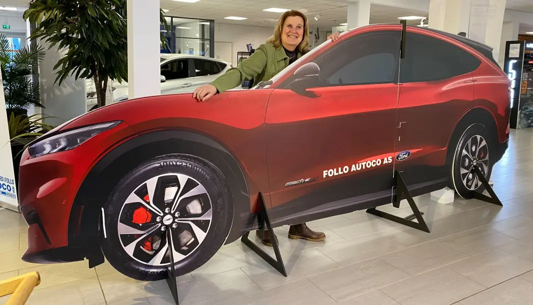 <span class="font-weight-bold" data-lab-font_weight_desktop="font-weight-bold">GRIPETAK: </span>Linjeføringen lukter av hest, i alle fall av klassisk Mustang. Vordende Mustang Mach-E-eier Wenche Kristiansen Johre er blant flere tusen nordmenn som har bestilt bilen. <span class="font-weight-bold" data-lab-font_weight_desktop="font-weight-bold">GRIPETAK: </span>Linjeføringen lukter av hest, i alle fall av klassisk Mustang. Vordende Mustang Mach-E-eier Wenche Kristiansen Johre er blant flere tusen nordmenn som har bestilt bilen.