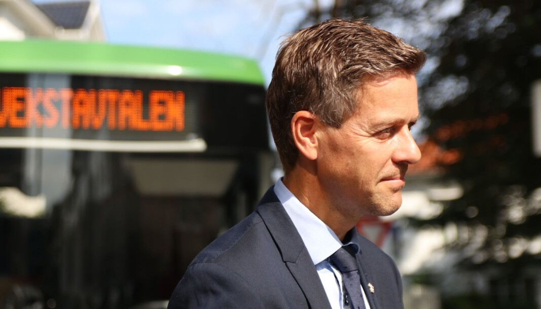 SKRUR OPP: Samferdselsminister Knut Arild Hareide og regjeringen har talt. Nå blir det 5000 kroner i bot for å bruke mobilen i bilen. SKRUR OPP: Samferdselsminister Knut Arild Hareide og regjeringen har talt. Nå blir det 5000 kroner i bot for å bruke mobilen i bilen.
