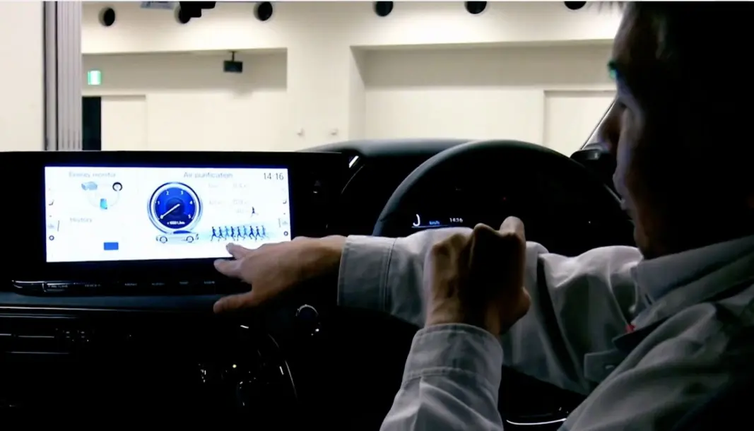<span class="font-weight-bold" data-lab-font_weight_desktop="font-weight-bold">LUFTRENSER:</span> Sjefingeniør Ryo Shimizu med displayvisningen av luftrensningsregnestykket du kan følge i nye Toyota Mirai. <span class="font-weight-bold" data-lab-font_weight_desktop="font-weight-bold">LUFTRENSER:</span> Sjefingeniør Ryo Shimizu med displayvisningen av luftrensningsregnestykket du kan følge i nye Toyota Mirai.