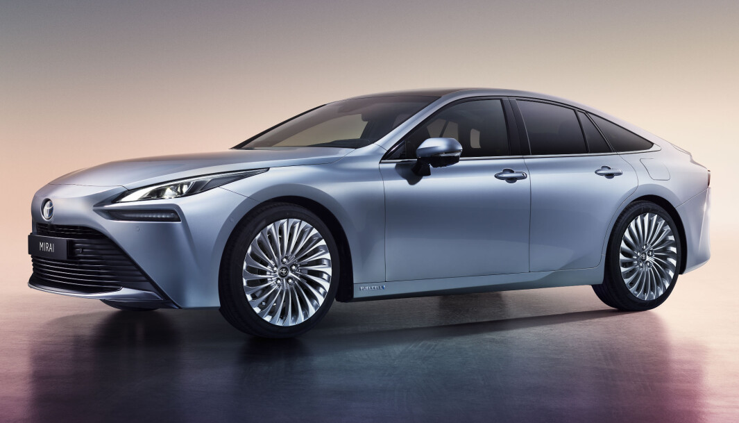 <span class="font-weight-bold" data-lab-font_weight_desktop="font-weight-bold">FRA ANDUNGE TIL SVANE:</span> Toyota har fått mye skryt for den visuelle oppgraderingen av Mirai, Lexus-inspirert med 20 tommers dekk på toppmodellen. <span class="font-weight-bold" data-lab-font_weight_desktop="font-weight-bold">FRA ANDUNGE TIL SVANE:</span> Toyota har fått mye skryt for den visuelle oppgraderingen av Mirai, Lexus-inspirert med 20 tommers dekk på toppmodellen.