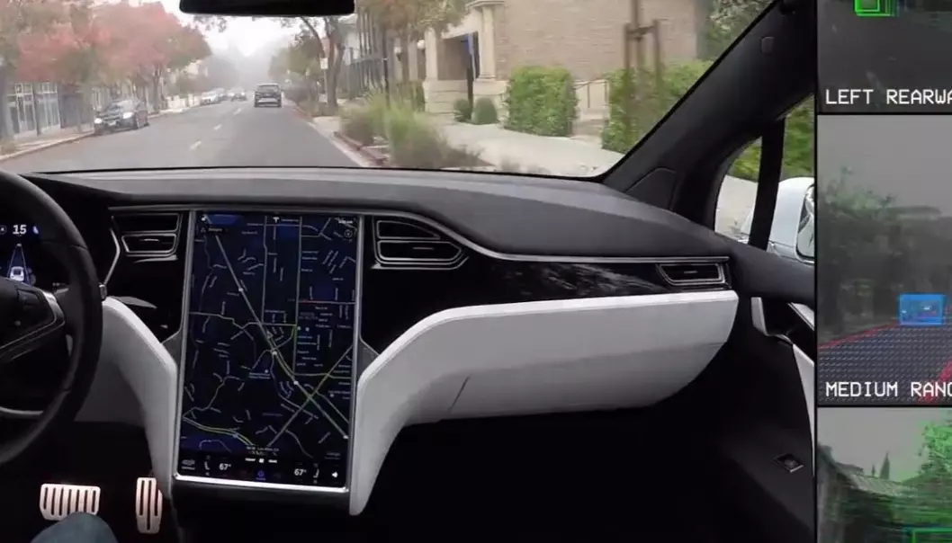 Her er filmen som viser Teslaen kjøre på egen hånd