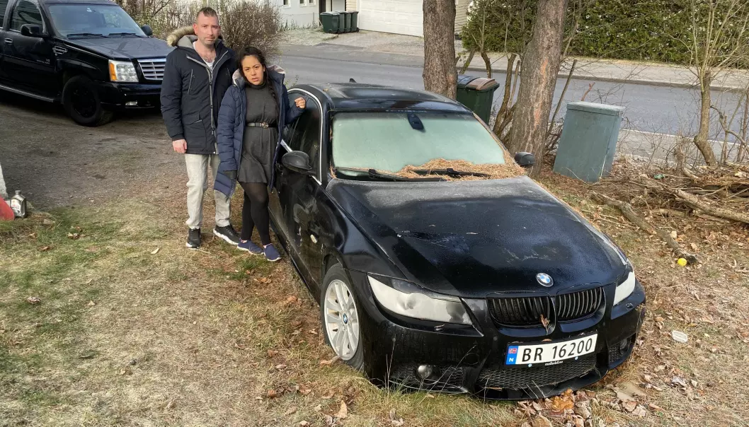VENTER PÅ HJELP: Cindy Rivas-Montano og Daniel Lundgren med BMWen de ikke får brukt, mens de venter på hjelp fra forbrukerapparatet.