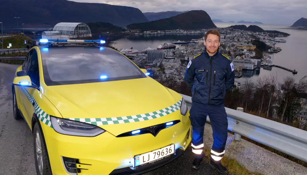 TESLAMBULANSE: Jon-Ola Wattø med sin nye ambulanse-stolthet kneisende over Ålesund.
