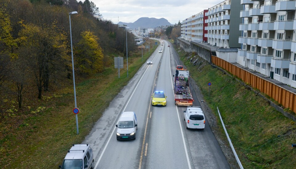 SJELDEN: Her er Tesla-ambulansen på øvelse på vei ut fra Ålesund sentrum. Bilen blir primært brukt til å øve opp ambulansesjåfører.