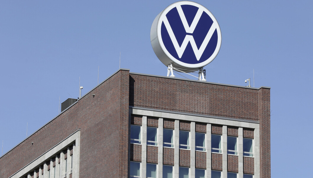 ELEKTRISKE TIDER: VW-logoen på toppen av Markenhochaus i Wolfsburg. ELEKTRISKE TIDER: VW-logoen på toppen av Markenhochaus i Wolfsburg.