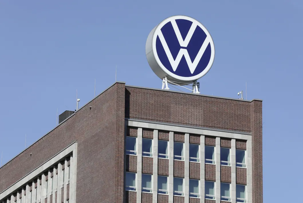 VW-NAVET: Markenhochaus, med VW-logoen på toppen, ved det store Volkswagen-hovedkvarteret i Wolfsburg. VW-NAVET: Markenhochaus, med VW-logoen på toppen, ved det store Volkswagen-hovedkvarteret i Wolfsburg.