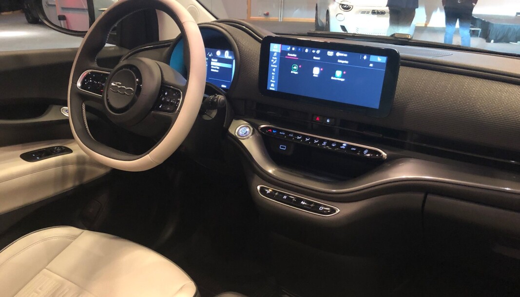 <span class=" font-weight-bold" data-lab-font_weight_desktop="font-weight-bold">NYDESIGNET: </span>Bortsett fra et tradisjonsrikt, rundt hovedinstrument, føles det meste nytt på Fiat 500. <span class=" font-weight-bold" data-lab-font_weight_desktop="font-weight-bold">NYDESIGNET: </span>Bortsett fra et tradisjonsrikt, rundt hovedinstrument, føles det meste nytt på Fiat 500.