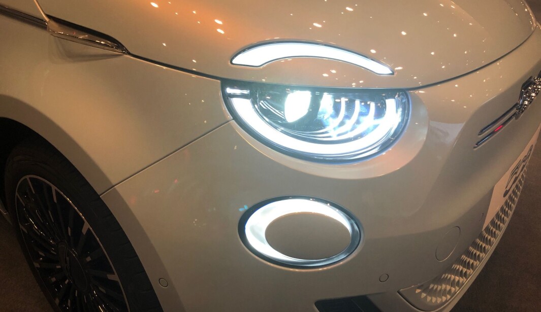 <span class=" font-weight-bold" data-lab-font_weight_desktop="font-weight-bold">IØYNEFALLENDE:</span> Lysdesignet i fronten gjør det enkelt å kjenne igjen en Fiat 500. <span class=" font-weight-bold" data-lab-font_weight_desktop="font-weight-bold">IØYNEFALLENDE:</span> Lysdesignet i fronten gjør det enkelt å kjenne igjen en Fiat 500.