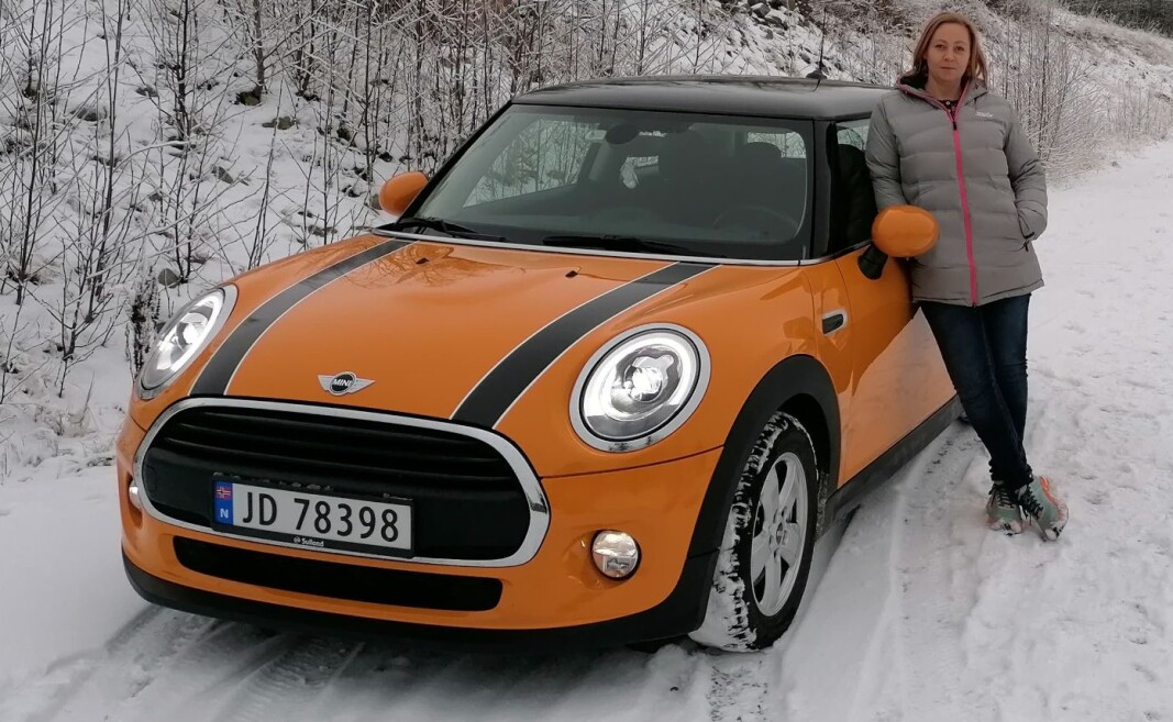 <span class="font-weight-bold" data-lab-font_weight_desktop="font-weight-bold">HUMLEBRYGG: </span>Den varme gulfargen har ledet Anne Lene Hoem til å kalle Minien «Humla». <span class="font-weight-bold" data-lab-font_weight_desktop="font-weight-bold">HUMLEBRYGG: </span>Den varme gulfargen har ledet Anne Lene Hoem til å kalle Minien «Humla».