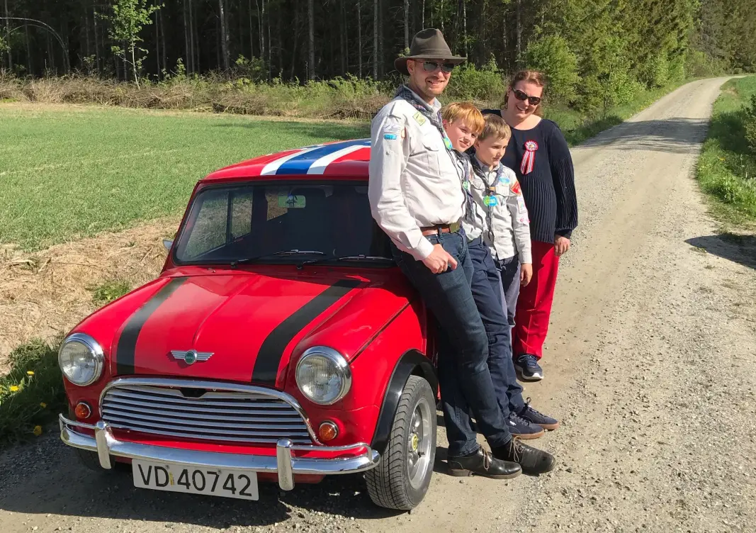 <span class="font-weight-bold" data-lab-font_weight_desktop="font-weight-bold">FAMILIESLEDEN: </span>Familien Thinn spretter grus med en Mini stasjonsvogn ved navn Van Morris’n. Fra venstre: Audun, Aksel Andreas, Jon Annar og Anne-Bergitte Thinn. <span class="font-weight-bold" data-lab-font_weight_desktop="font-weight-bold">FAMILIESLEDEN: </span>Familien Thinn spretter grus med en Mini stasjonsvogn ved navn Van Morris’n. Fra venstre: Audun, Aksel Andreas, Jon Annar og Anne-Bergitte Thinn.