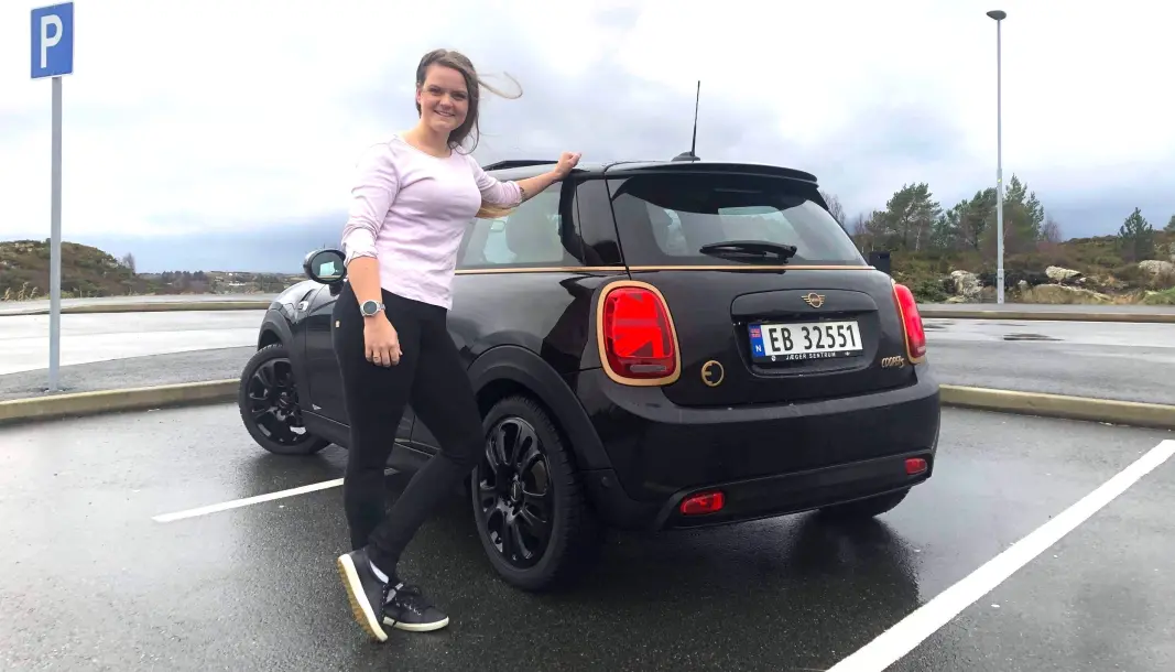 <span class="font-weight-bold" data-lab-font_weight_desktop="font-weight-bold">SKRÅPARKERT:</span> Ingrid Thomas ser på elektrisk Mini som en farkost som bryter med vante oppfatninger og omfavner derfor kallenavnet «Sopelimen». <span class="font-weight-bold" data-lab-font_weight_desktop="font-weight-bold">SKRÅPARKERT:</span> Ingrid Thomas ser på elektrisk Mini som en farkost som bryter med vante oppfatninger og omfavner derfor kallenavnet «Sopelimen».