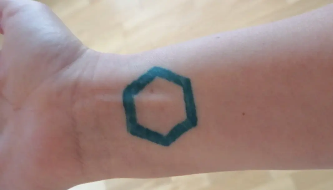 <span class="font-weight-bold" data-lab-font_weight_desktop="font-weight-bold">MINI-TATTIS: </span>Tatoveringen på underarmen til Mini-eier Ingrid Thomas levner liten tvil om at hun mener et visst alvor med humørfylt hekseri rundt bilnavnet «Sopelimen». <span class="font-weight-bold" data-lab-font_weight_desktop="font-weight-bold">MINI-TATTIS: </span>Tatoveringen på underarmen til Mini-eier Ingrid Thomas levner liten tvil om at hun mener et visst alvor med humørfylt hekseri rundt bilnavnet «Sopelimen».