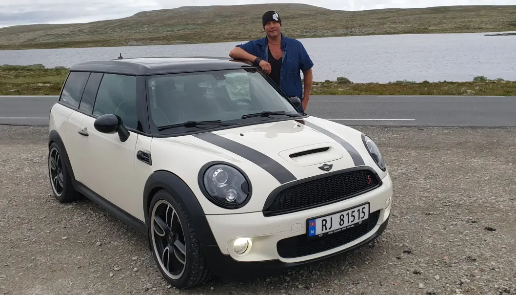 <span class="font-weight-bold" data-lab-font_weight_desktop="font-weight-bold">FJELLGEIT: </span>Johnny Sæther med sin «Sir Psycho», Minien som går «hysterisk bra» ¬– som følge av lovlig, lett motortrimming. <span class="font-weight-bold" data-lab-font_weight_desktop="font-weight-bold">FJELLGEIT: </span>Johnny Sæther med sin «Sir Psycho», Minien som går «hysterisk bra» ¬– som følge av lovlig, lett motortrimming.