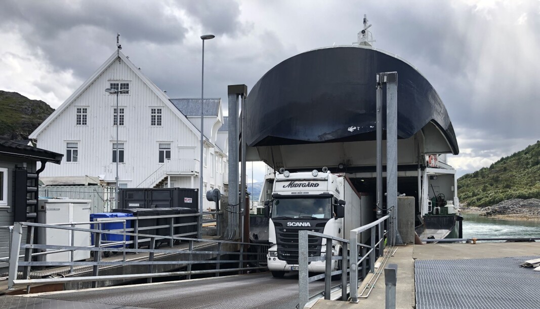DYRT: På ferjesambandet Vennesund-Holm på Helgeland må de fleste bobilene betale «lastebiltakst» på over 300 kroner, og i noen tilfeller opp mot 500 kroner. Personbiltaksten er på bare 128 kroner. DYRT: På ferjesambandet Vennesund-Holm på Helgeland må de fleste bobilene betale «lastebiltakst» på over 300 kroner, og i noen tilfeller opp mot 500 kroner. Personbiltaksten er på bare 128 kroner.