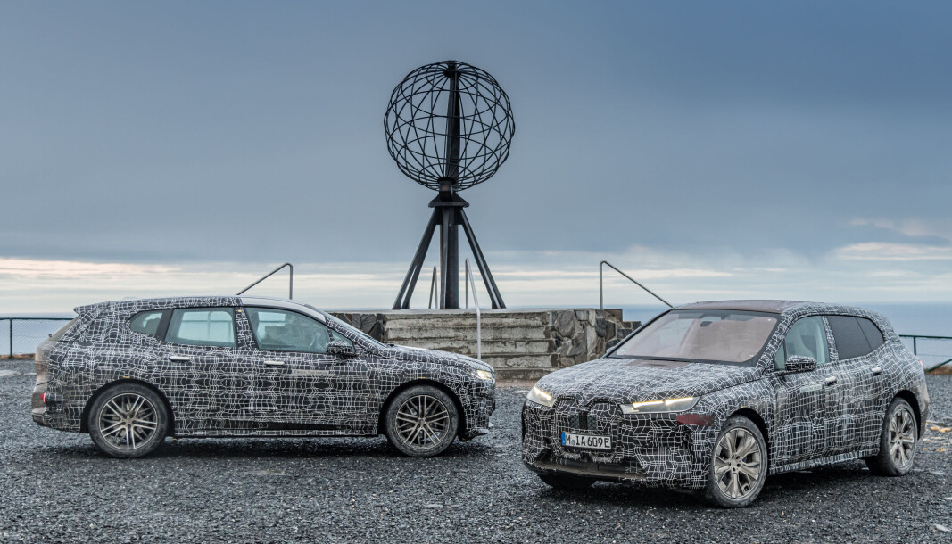 DAGENS DOBBEL: BMWs kommende iX, i en standard- og en sportsversjon (til høyre), foran globusen på Nordkapplatået. DAGENS DOBBEL: BMWs kommende iX, i en standard- og en sportsversjon (til høyre), foran globusen på Nordkapplatået.