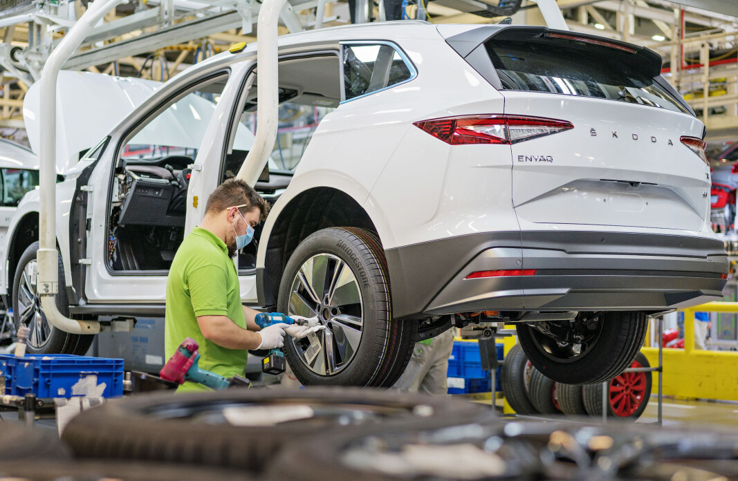 BREMSES: Škoda Enyaq, her under bygging i fabrikken i Mladá Boleslav, er en av bilene som kan forsinkes av prosessor-mangelen. BREMSES: Škoda Enyaq, her under bygging i fabrikken i Mladá Boleslav, er en av bilene som kan forsinkes av prosessor-mangelen.