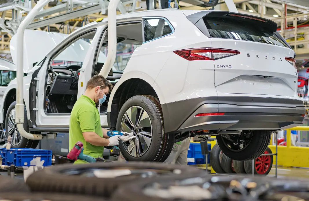 BREMSES: Škoda Enyaq, her under bygging i fabrikken i Mladá Boleslav, er en av bilene som kan forsinkes av prosessor-mangelen. BREMSES: Škoda Enyaq, her under bygging i fabrikken i Mladá Boleslav, er en av bilene som kan forsinkes av prosessor-mangelen.