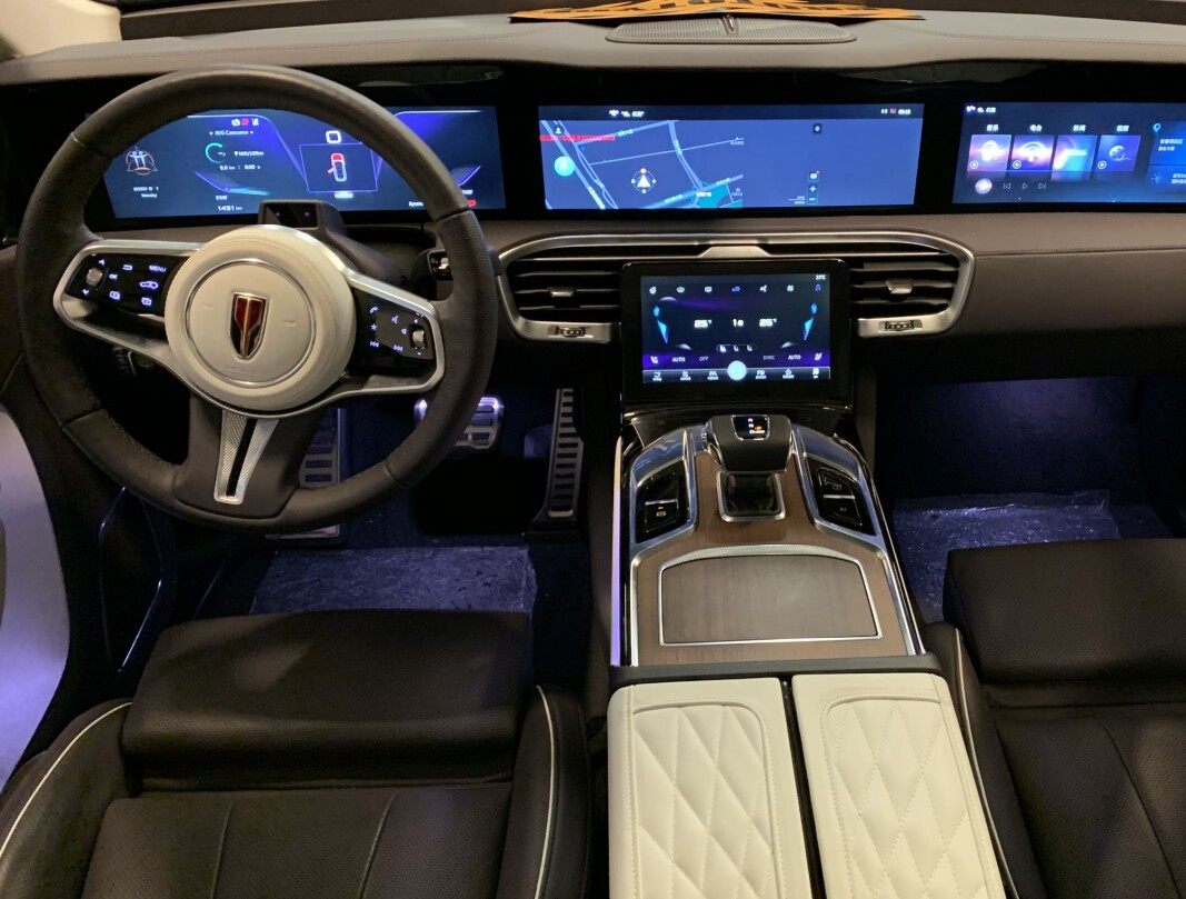 GEDIGENT: Hongqi er en premium-SUV med alt det nyeste av teknologi. Prisen starter på 620.000 kroner, denne topputstyrte versjonen koster 780.000. GEDIGENT: Hongqi er en premium-SUV med alt det nyeste av teknologi. Prisen starter på 620.000 kroner, denne topputstyrte versjonen koster 780.000.