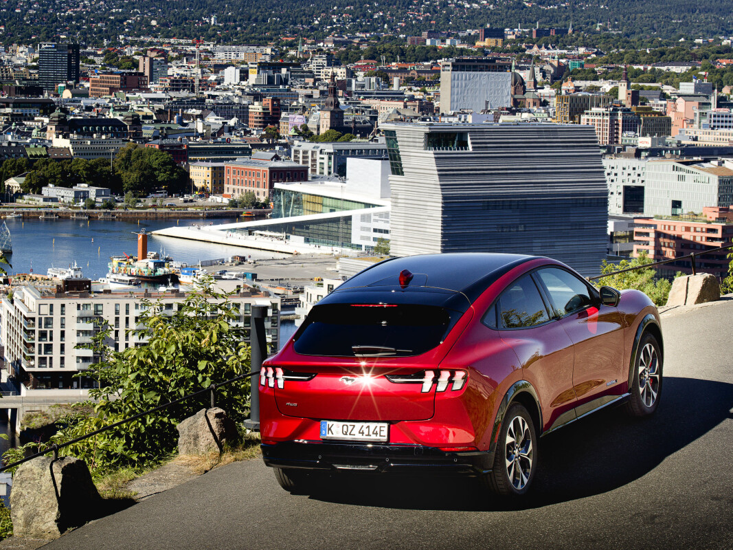 <span class=" font-weight-bold" data-lab-font_weight_desktop="font-weight-bold">HØYE FORVENTNINGER:</span> Antall bestillinger og stor nysgjerrighet tilsier at vi får se mange Mustang Mach-E på norske veier. Her er den på plass ved Ekebergrestauranten i Oslo. <span class=" font-weight-bold" data-lab-font_weight_desktop="font-weight-bold">HØYE FORVENTNINGER:</span> Antall bestillinger og stor nysgjerrighet tilsier at vi får se mange Mustang Mach-E på norske veier. Her er den på plass ved Ekebergrestauranten i Oslo.