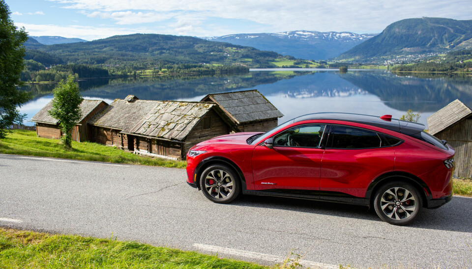 IDYLL: Mustang Mach-E under sitt første besøk i Norge, her ved Nesheim-tunet i Voss kommune.