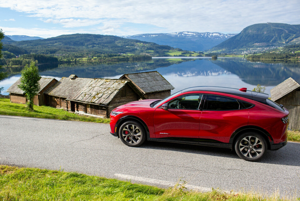 TO SMÅ STYKKER NORGE: Ford Mustang Mach-e i helnorske omgivelser.