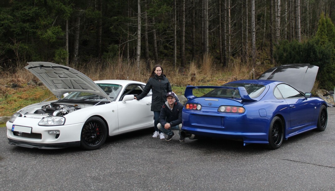 <span class="font-weight-bold" data-lab-font_weight_desktop="font-weight-bold">MIDT IMELLOM: </span>Anders og kona Sara pleier to Toyota Supra MK4. – Det er ryddig å nevne at bilene allerede var omfattende ombygd da vi fikk dem. Begge to. Slik at det ikke ser ut som vi tar æren fra de tidligere eierne, sier Anders. <span class="font-weight-bold" data-lab-font_weight_desktop="font-weight-bold">MIDT IMELLOM: </span>Anders og kona Sara pleier to Toyota Supra MK4. – Det er ryddig å nevne at bilene allerede var omfattende ombygd da vi fikk dem. Begge to. Slik at det ikke ser ut som vi tar æren fra de tidligere eierne, sier Anders.