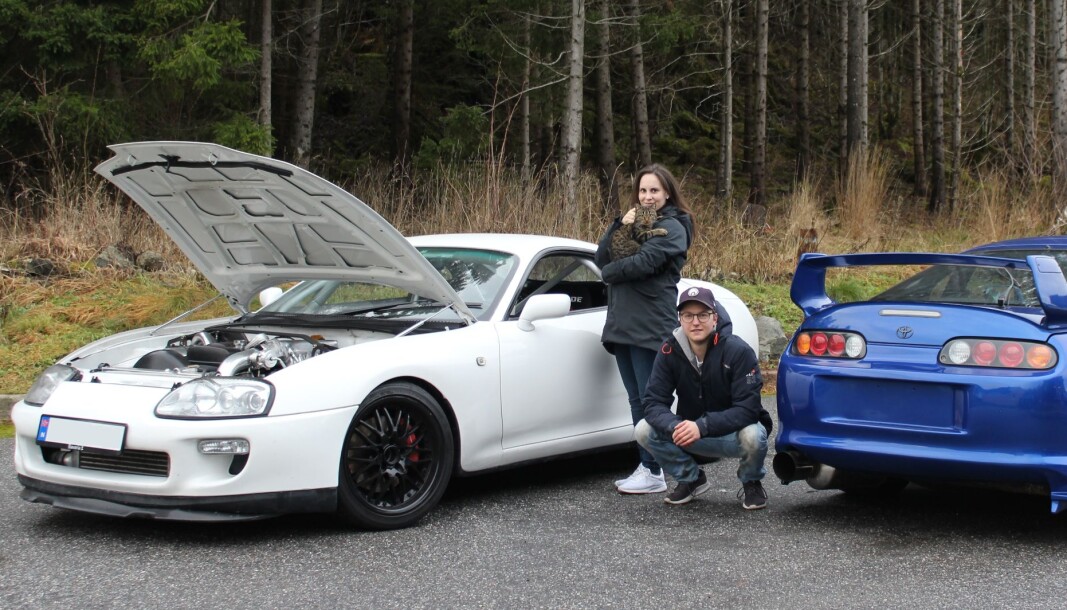 VILLKATTER: Anders og kona Sara pleier to Toyota Supra MK4 og én katt ved navn Catchy. – Det er ryddig å nevne at bilene allerede var omfattende ombygd da vi fikk dem. Begge to. Slik at det ikke ser ut som vi tar æren fra de tidligere eierne, sier Anders. VILLKATTER: Anders og kona Sara pleier to Toyota Supra MK4 og én katt ved navn Catchy. – Det er ryddig å nevne at bilene allerede var omfattende ombygd da vi fikk dem. Begge to. Slik at det ikke ser ut som vi tar æren fra de tidligere eierne, sier Anders.