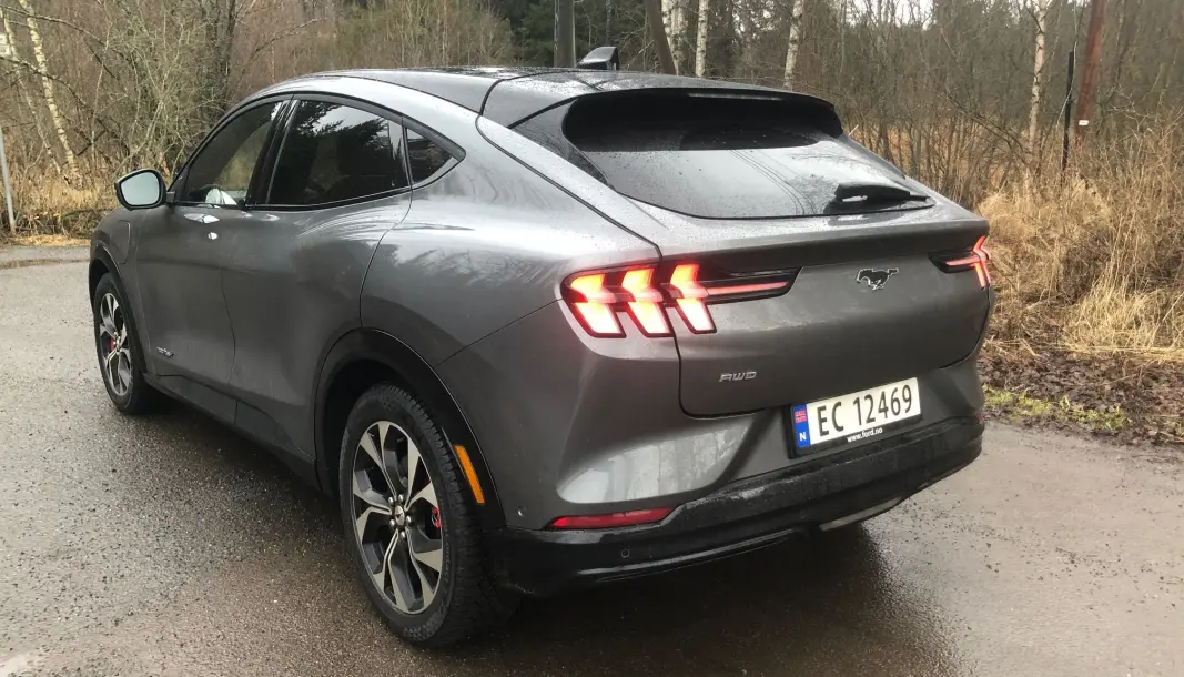 <span class=" font-weight-bold" data-lab-font_weight_desktop="font-weight-bold">MUSTANG-PREG: </span>Skrått bakfra er Mustang-preget sterkest. Men de ikoniske baklysene blir forstyrret av den horisontale ribben,. <span class=" font-weight-bold" data-lab-font_weight_desktop="font-weight-bold">MUSTANG-PREG: </span>Skrått bakfra er Mustang-preget sterkest. Men de ikoniske baklysene blir forstyrret av den horisontale ribben,.