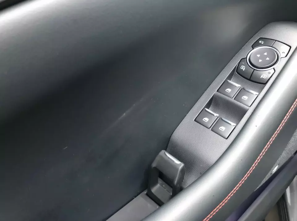 HÅNDTAK: Fra utsiden kan Mustang åpnes enten automatisk med mobilen, med en knapp og en kode på dørstolpen eller med vanlig nøkkel. Fra innsiden er det denne spaken som gjelder.