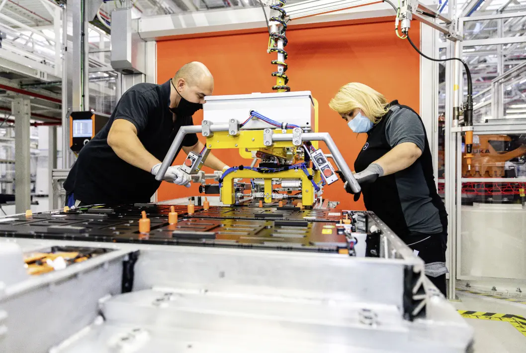 BATTERIPRODUKSJON: Her ved Mercedes-Benz' fabrikk i Kamenz. BATTERIPRODUKSJON: Her ved Mercedes-Benz' fabrikk i Kamenz.