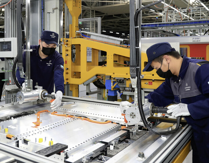 BATTERIPRODUKSJON I KINA: Bildet viser arbeid med Mercedes-batterier i 2020.