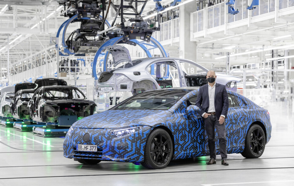 EL-UKSUS: Bilens offisielle navn er Mercedes-EQ, EQS. Her vises den frem av Jörg Burzer, direktør for produksjon og forsyningskjede, i Factory 56 i Sindelfingen. Foto: MERCEDES-BENZ AG