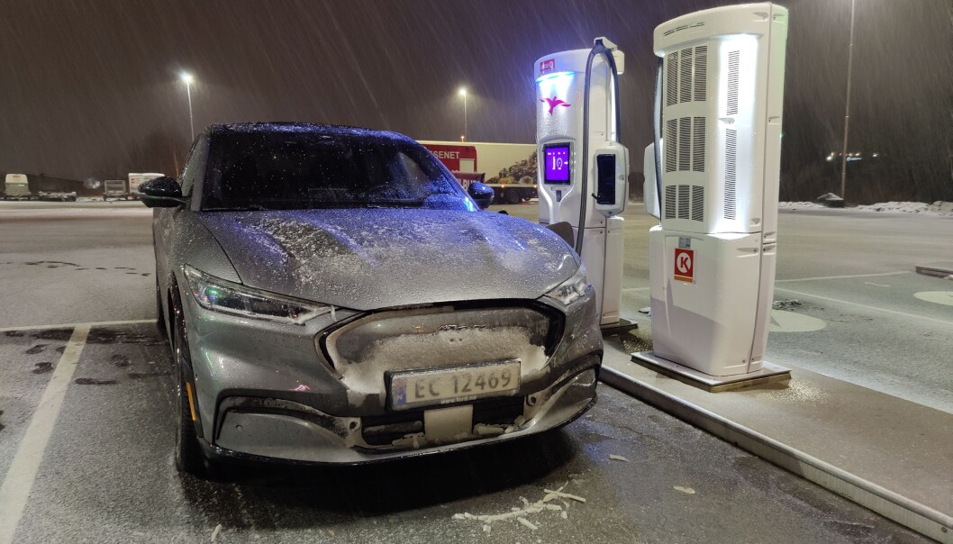 <span class=" font-weight-bold" data-lab-font_weight_desktop="font-weight-bold">LADETID:</span> Mustang Mach-E på plass i laderen hos Ionity på Dal, nord for Oslo, der vi også foretar ladetesten i vår store rekkeviddetest. <span class=" font-weight-bold" data-lab-font_weight_desktop="font-weight-bold">LADETID:</span> Mustang Mach-E på plass i laderen hos Ionity på Dal, nord for Oslo, der vi også foretar ladetesten i vår store rekkeviddetest.