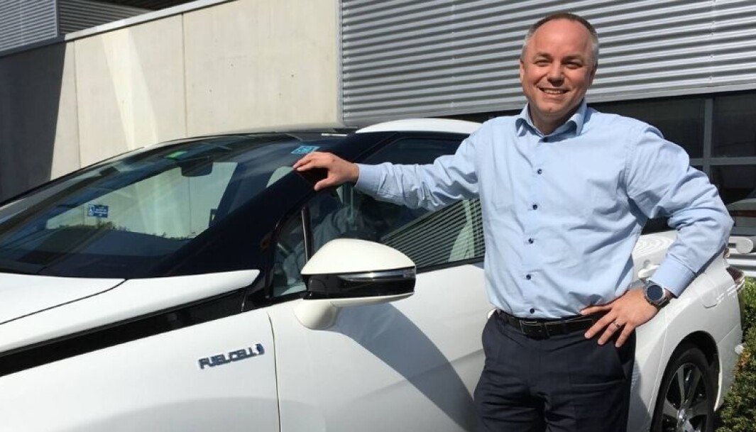 <span class="font-weight-bold" data-lab-font_weight_desktop="font-weight-bold">100 PROSENT:</span> Toyotas hydrogensjef i Europa, Thiebault Paquet, er overbevist om at hydrogen vil være en del av nullutslippsløsningen. <span class="font-weight-bold" data-lab-font_weight_desktop="font-weight-bold">100 PROSENT:</span> Toyotas hydrogensjef i Europa, Thiebault Paquet, er overbevist om at hydrogen vil være en del av nullutslippsløsningen.